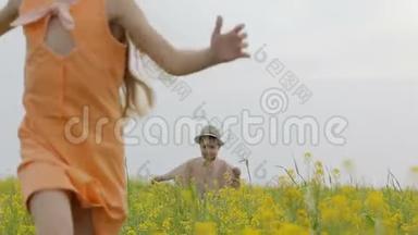 快乐的男孩和女孩玩得很开心，带着黄花在草地上跑来跑去